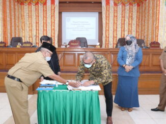 Pendatanganan berita acara pengesahan Perda.