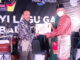 Penyerahan hadiah buat juara.