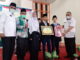 Penyerahan hadiah buat pemenang lomba.