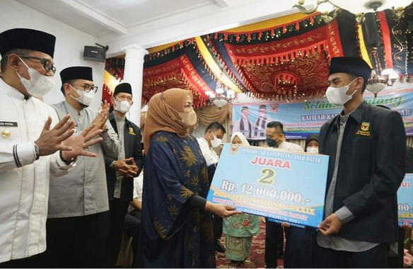 Penyerahan reward buat kafilah MTQ Tanah Datar.