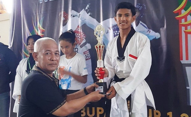 Penyerahan tropi kepada juara.