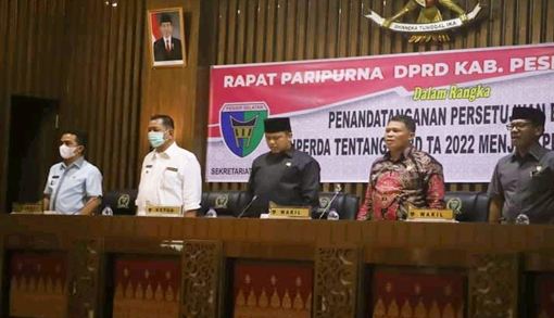 Bupati Pesisir Selatan, Rusma yul Anwar, Wabup Pesisir Selatan, Rudi Hariansyah beserta Pimpinan DPRD setempat berdiri menyanyikan lagu Indonesia Raya.