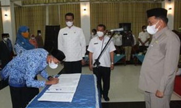Penandatangan berita acara pelantikan disaksikan Wabup Padang Pariaman Drs. Rahmang, MM dan Sekdakab Rudy R. Rilis, S.STP, MM.
