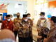 Bupati Suhatri Bur menjelaskan kepada Prof. DR. Diah Natalisa, MBA, kebijakan dan dukungan terhadap pelayanan administrasi kependudukan melalui Disdukcapil Padang Pariaman.