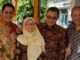 Suryadi Asmi bersama Hj. Aida Rosnan. BA Kepala Sekolah SMAN Sungai Penuh tahun 1973.