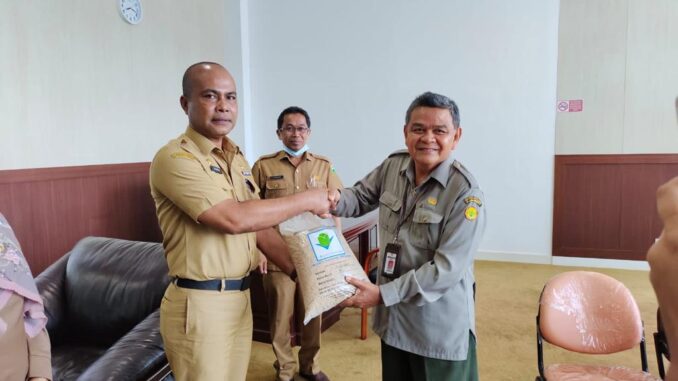 Syahrial menerima benih Cisokan dari BPTP Sumbar.