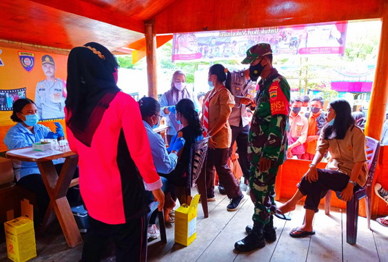 Vaksinasi di Mapolsek Sikakap.