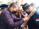 Wagub Audy Joinaldy mengalungkan bunga kepada Wamentan.