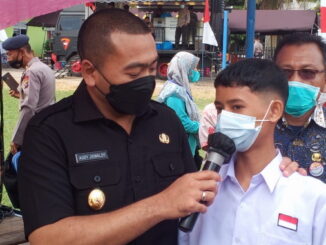 Wagub Audy Joinaldy saat mewawancarai salah seorang siswa.