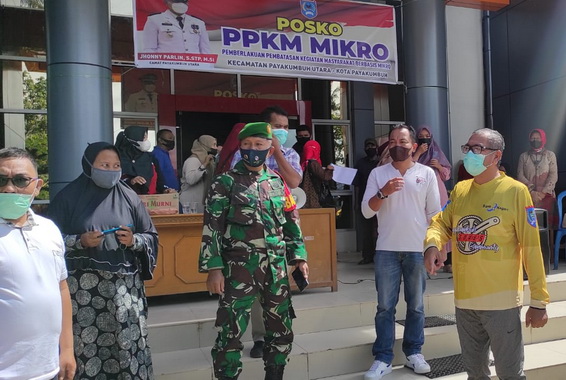 Wako Riza Falepi pada salah satu kegiatan vaksinasi.