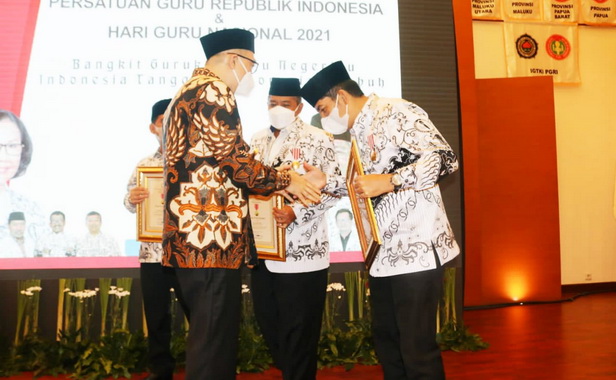 Wali Kota Sawahlunto setelah menerima Anugerah Dwija Praja Nugraha Tahun 2021.