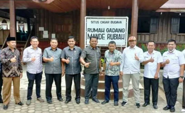 Anggota Komisi IV DPRD Kab. Pesisir Selatan di Cagar Budaya Rumah Gadang Mandeh Rubiah di Nagari Lunang.