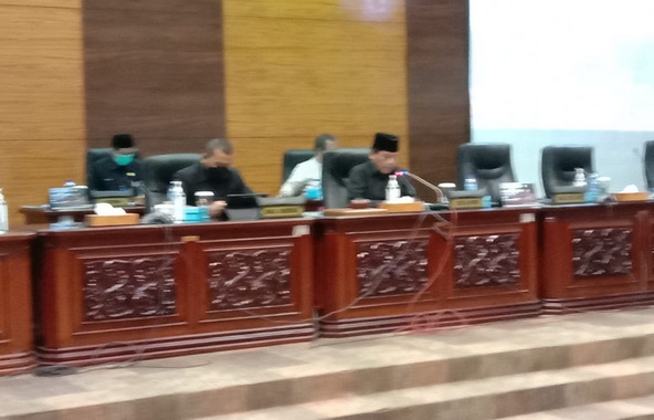 DPRD Sumbar saat paripurnakan penetapan dua Ranperda.