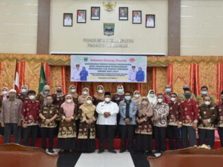 Bupati Padang Pariaman Suhatri Bur bersama dengan pengurus Dekranasda Padang Pariaman.
