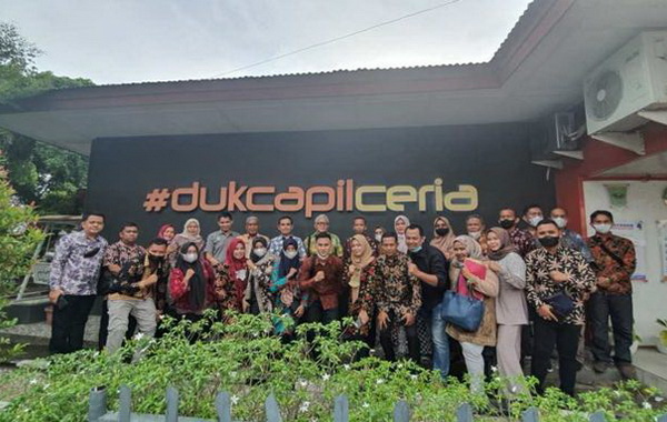 Kedua rombongan tamu dari Kabupaten Sarolangun Provinsi Jambi dan Kota Blitar Provinsi Jawa Timur berfoto bersama di Dukcapil Ceria Padang Pariaman.