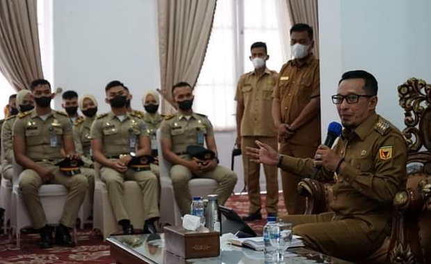 Eka Putra saat memberi kuliah umum.