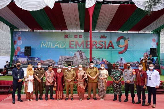 Foto bersama pada Milad Hotel Emesia ke 9.