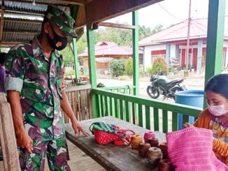 Inovasi kepada warga pengrajin tas dari benang.