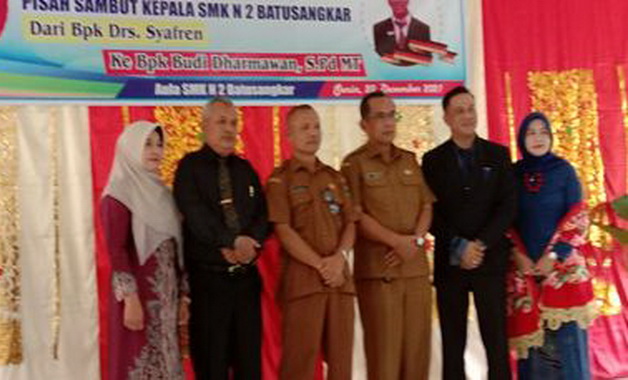 Drs.Asrikum M.Pd, MM, Koordinator Pengawas SMA/SMK Tanah Datar Iswen SPt dengan Kepala Sekolah yang lama dan yang baru.