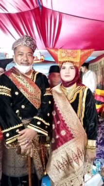 Khairul Dt. Majo Kando bersama istri.