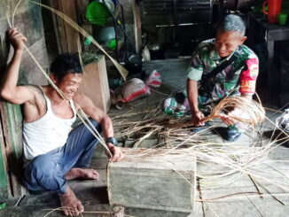 Komsos dengan pengrajin rotan.