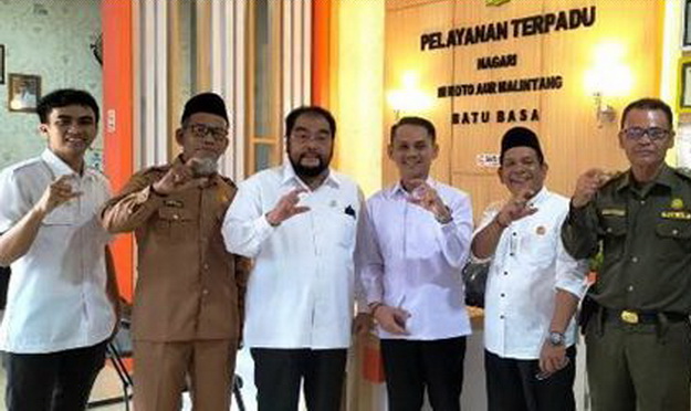Anggota DPD-RI utusan Sumatera Barat Leonardi Harmaini, S.IP, M.Hum usai peninjauan berfoto bersama dengan perangkat dan anggota Bamus Nagari III Koto Aur Malintang.