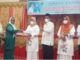 Ketua TP PKK Padang Pariaman Ny. Yusrita Suhatri Bur menyerahkan hadiah kepada pemenang lomba.