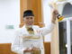 Mahyeldi dengan tropi dan pigam penghargaan dari Komisi Informasi Sumbar,