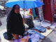 Nenek Ana korban kebakaran pasar Aur Tajungkang kembalu beraktivitas berjualan dengan kondisi apa adanya.