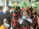 Anggota Pemuda Pancasila Padang Pariaman antri mengisi formulir untuk vaksinasi Covid-19.