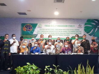 Sekdakab Padang Pariaman Rudy Repenaldi Rilis foto bersama usai penandatanganan berita acara FGD.