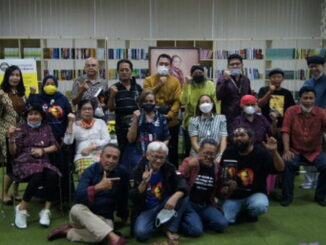 Para penyair yang tergabung dalam antologi 93 Penyair Membaca Ibu.