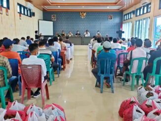 Pembagian bibit pinang Batara di Desa Sipora Jaya.