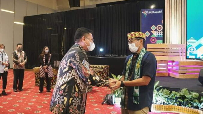 Pengucapan selamat kepada penerima penghargaan.