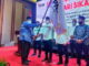 Bupati Padang Pariaman Suhatri Bur menyerahkan pataka organisasi kepada Ketua PNSB Periode 2021-2024 Rizky Fernando.