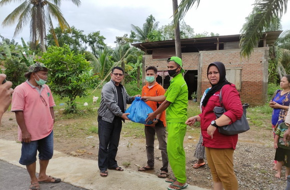 Penyerahan bantuan nasi bungkus kepada masyarakat Pessel yang terkena banjir.