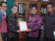 Penyerahan penghargaan dari Kemenkumham RI.
