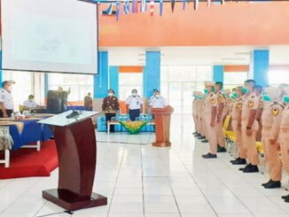 Bupati Suhatri Bur, SE,MM menerima laporan dari komandan taruna/taruni.