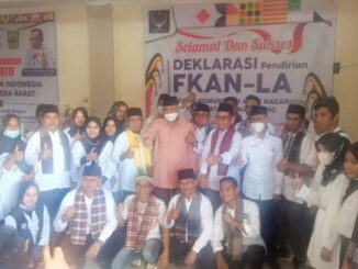 Foto bersama usai deklarasi pendirian Forum Komunikasi Anak Nagari Lubuk Alung.