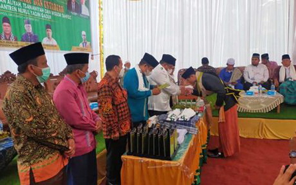 Bupati Padang Pariaman Suhatri Bur menerima salam penghormatan dari tuangku yang akan dikukuhkan gelarnya.