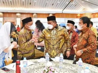 Bupati Padang Pariaman Suhatri Bur dan Wabup Padang Pariaman Rahmang bersalaman sebelum pembukaan PAKAR Baralek Gadang.