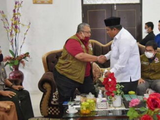 Bupati Padang Pariaman Suhatri Bur menyalami tim Kedeputian Kedaruratan BNPB RI.