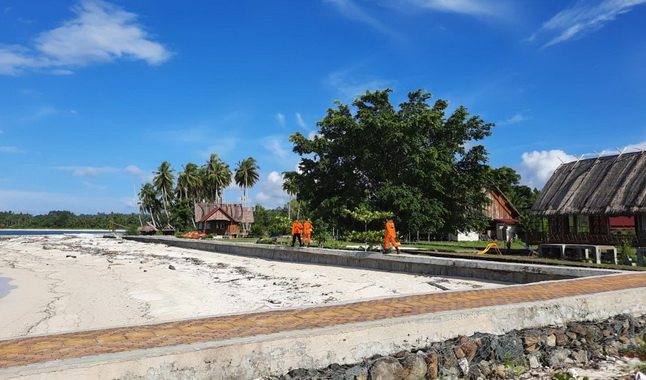Tim SAR Mentawai sedang melakukan pemantauan di sekitar pantai destinasi wisata Mapadegat.