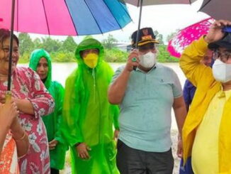Bupati Padang Pariaman Suhatri Bur, SE, MM dan anggota DPR RI John Kenedy Azis, SH sedang berdialog dengan warga Nagari Kampuang Galapuang Ulakan .