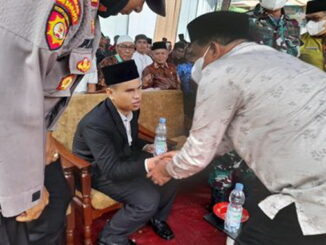 Wabup Padang Pariaman Drs Rahmang, MM menyalami salah seorang peserta MTQ yang tuna netra.