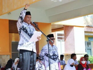 Wabup Rahmang sedang menyampaikan sambutan pada peringatan HUT PGRI dan Hari Guru tingkat Padang Pariaman.