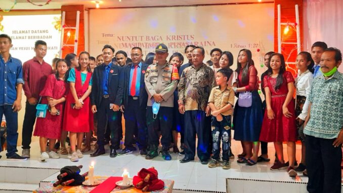 Waka Polsel besama remaja Silaoinan.