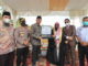 Wako Riza Falepi menerima bantuan Al Qur'an dari Syeikh Ahmad.