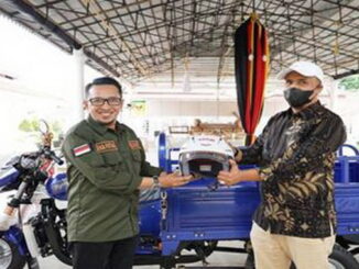 Bupati Eka Putra menyerahkan Bentor kepada Ketua Asosiasi Pedagang Pasar Batusangkar Walk Ahmad.