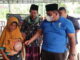 Bupati Padang Pariaman Suhatri Bur mengunjungi Wina penderita kanker payu dara ke rumahnya di Nagari Sikabu Lubuk Alung.